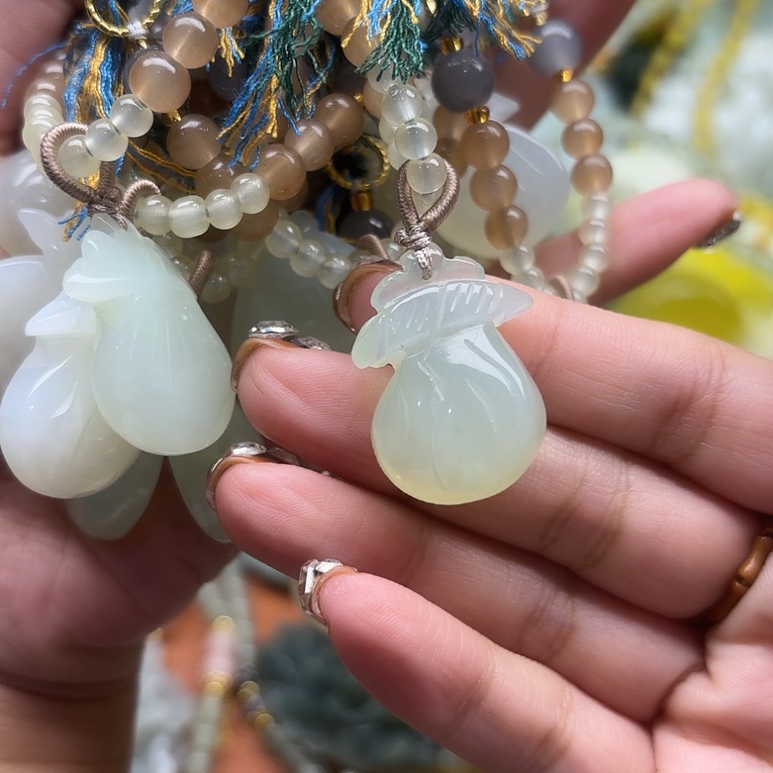 蛇纹石玉未镶嵌吊坠