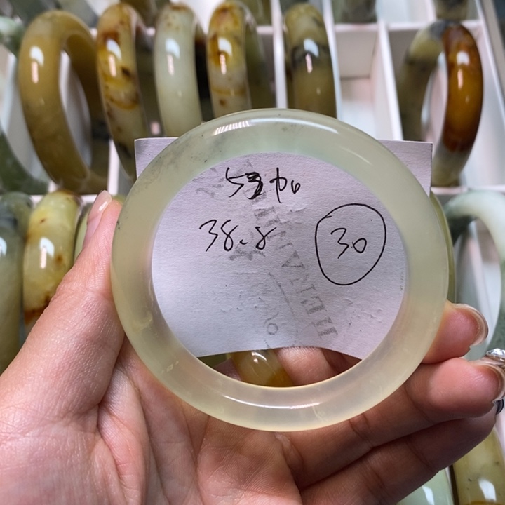 困***菌蛇纹石玉未镶嵌手镯