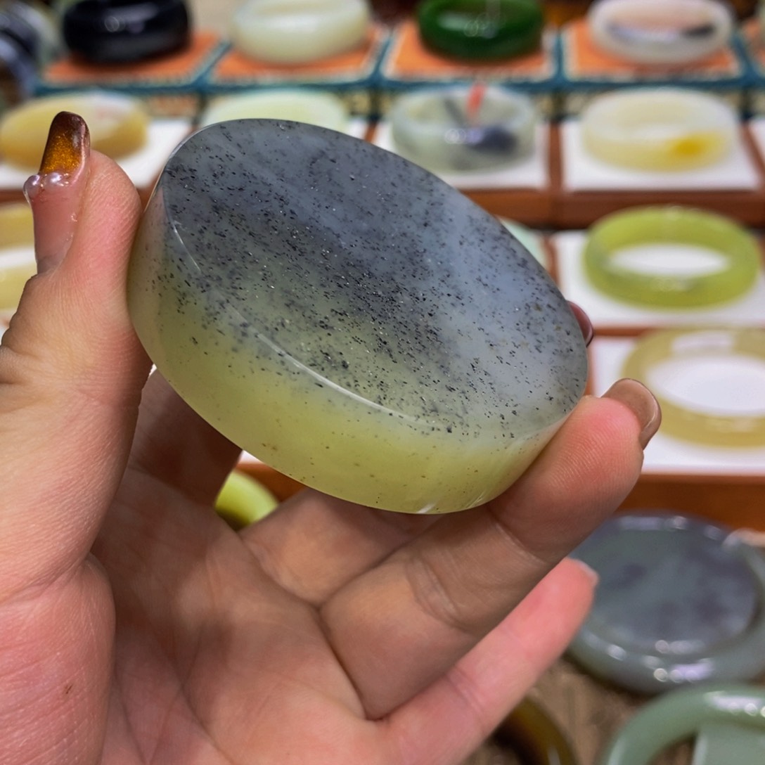 和田玉手镯未镶嵌若羌黄口飘点墨镯心