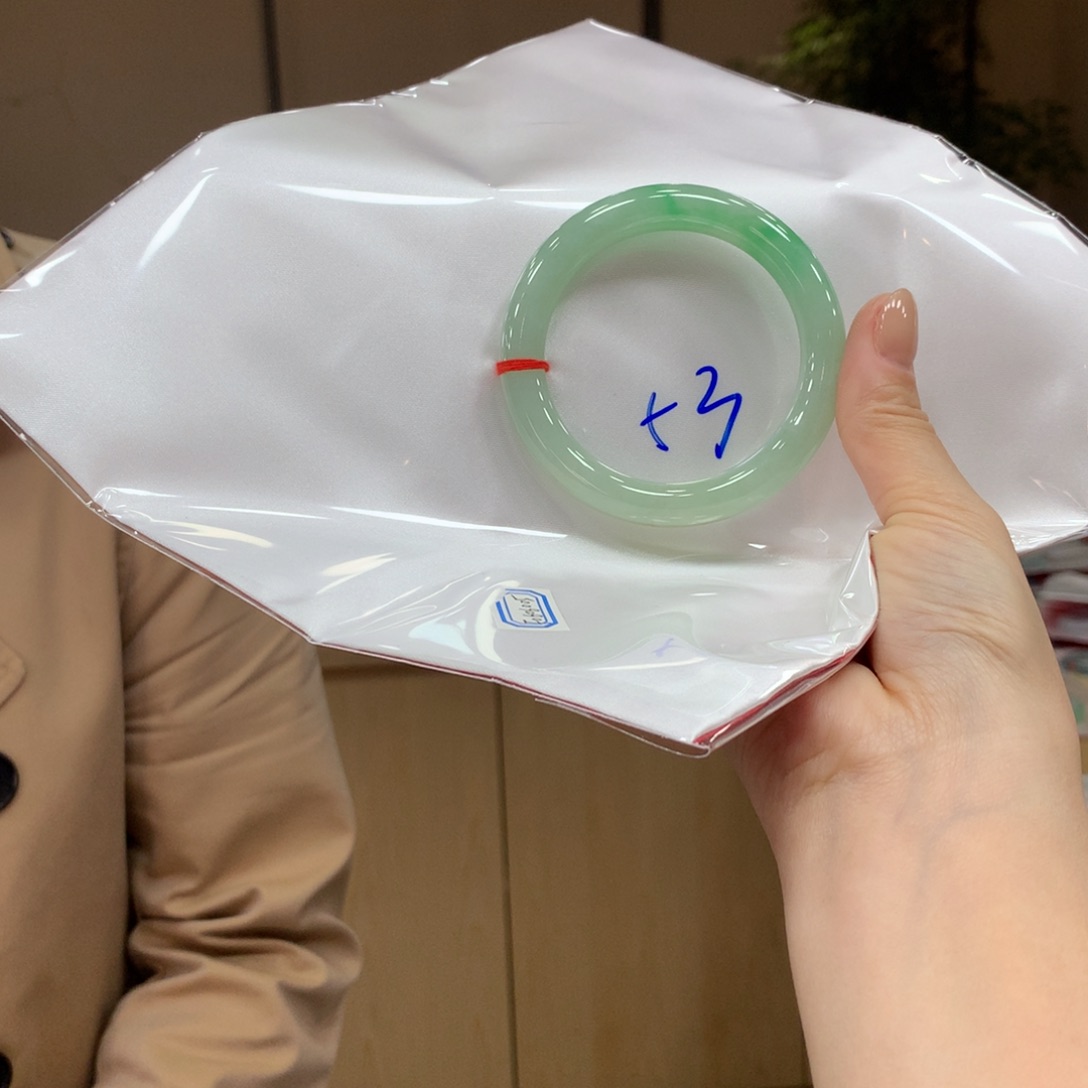 翡翠手镯未镶嵌不退不换