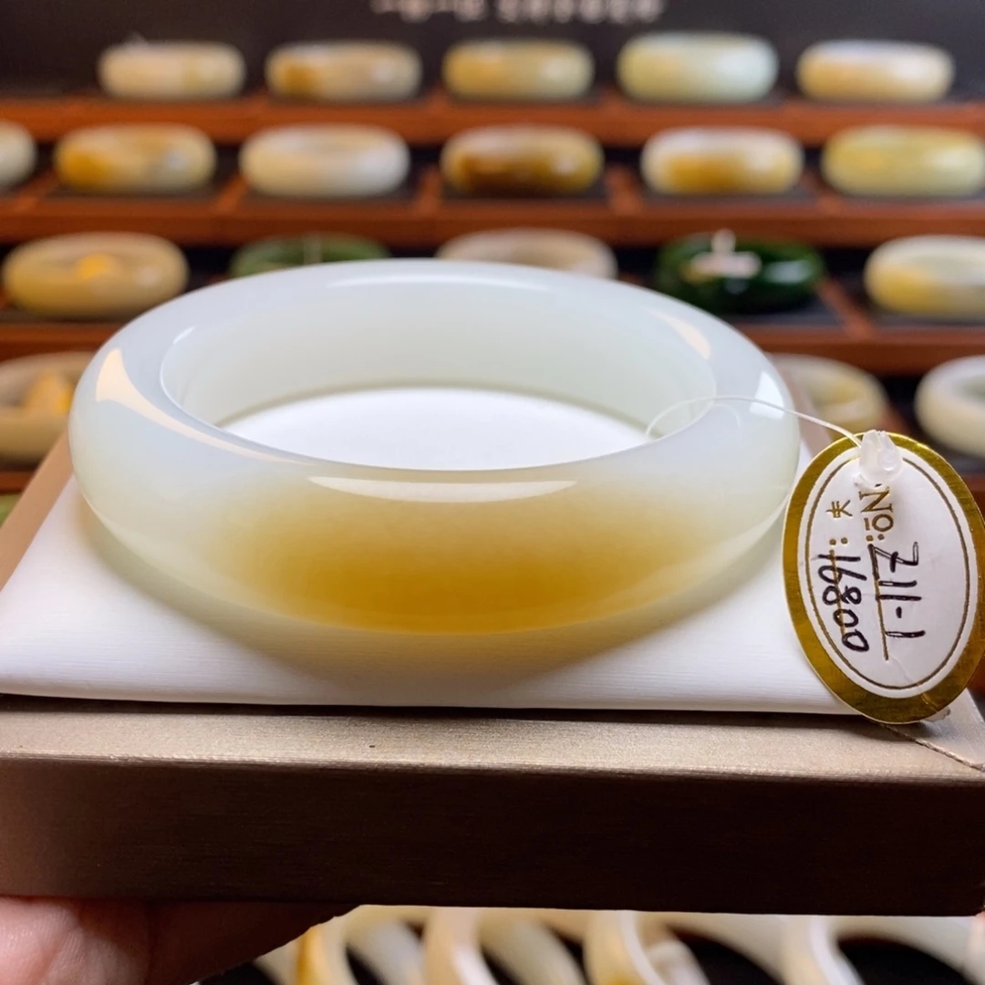 精品一口糖白肉和田玉手镯