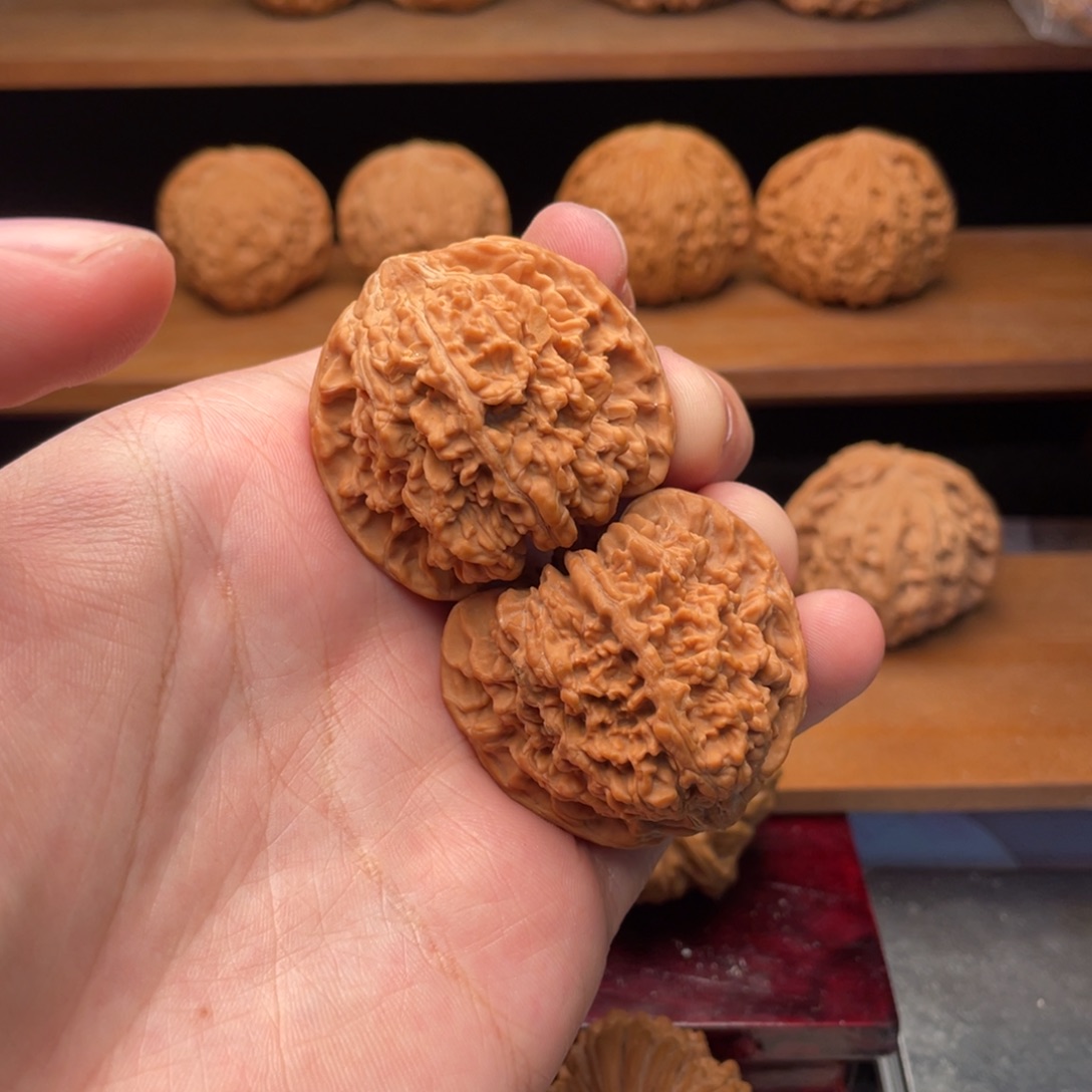 文玩核桃把件41红皮精配满天星