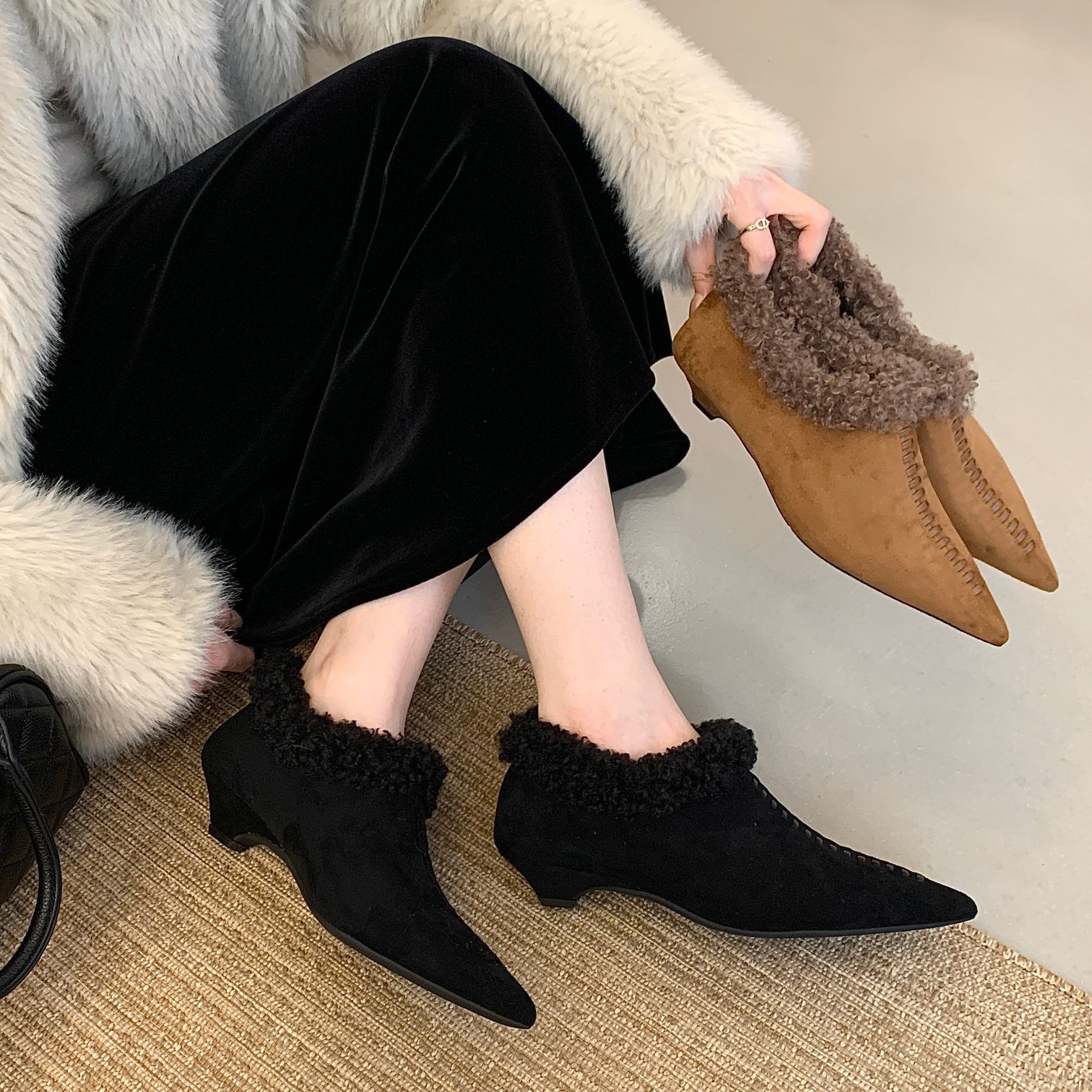 韩版尖头气质一脚蹬毛毛鞋女冬低跟加绒单鞋2025秋冬新款保暖棉鞋