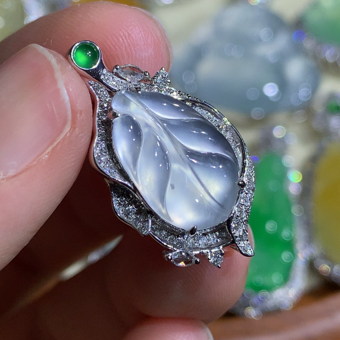 翡翠颈饰18K金镶嵌叶子