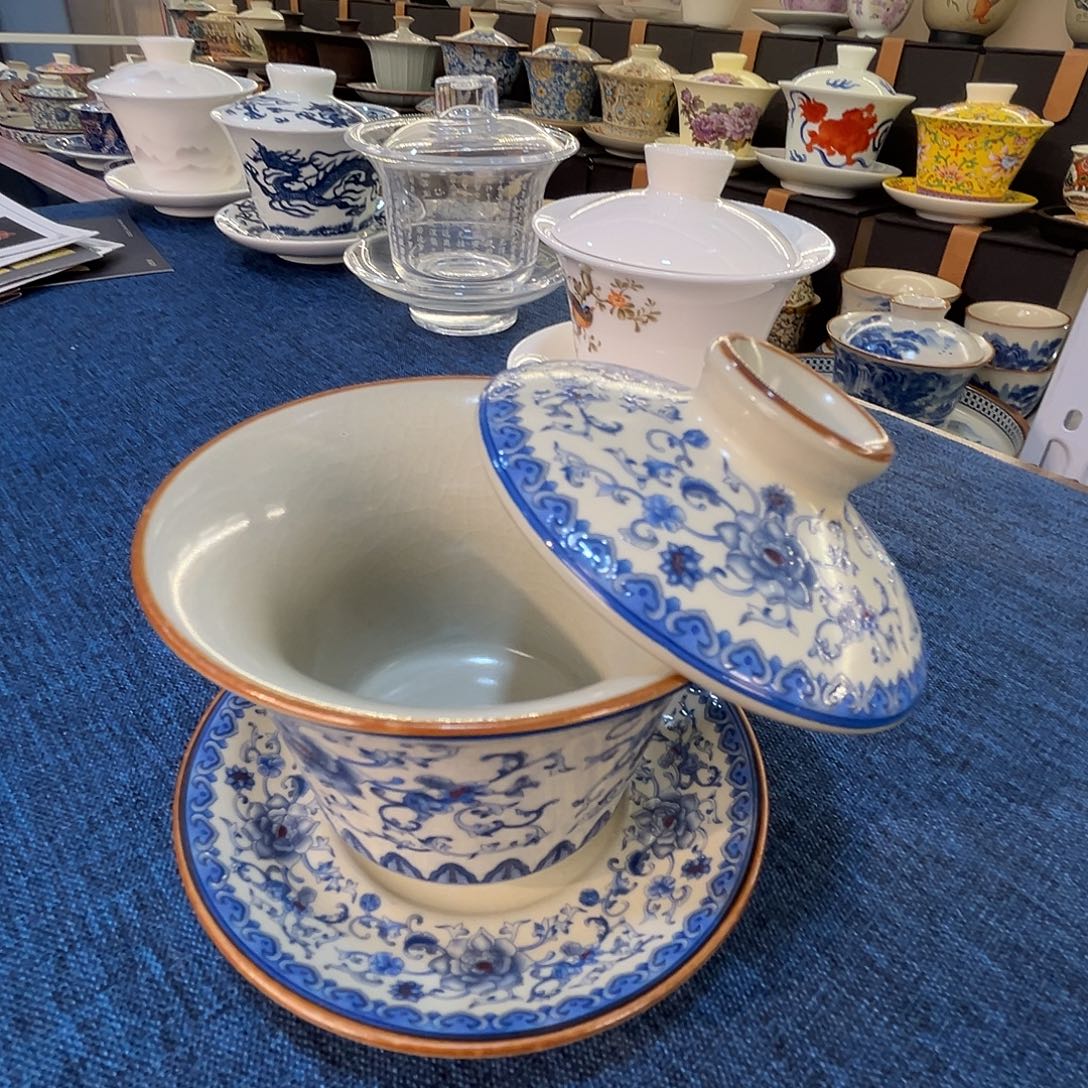 这些盖碗很漂亮！！