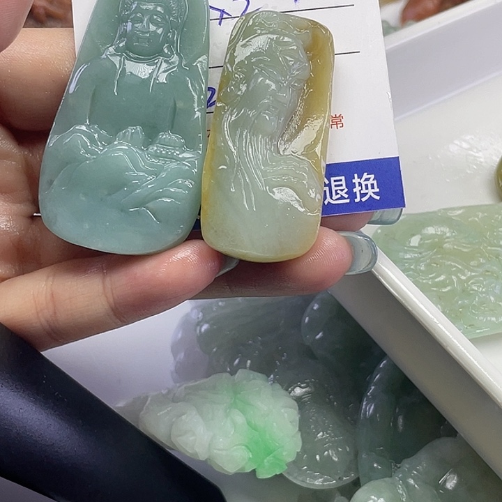 自***。翡翠未镶嵌颈饰28-9