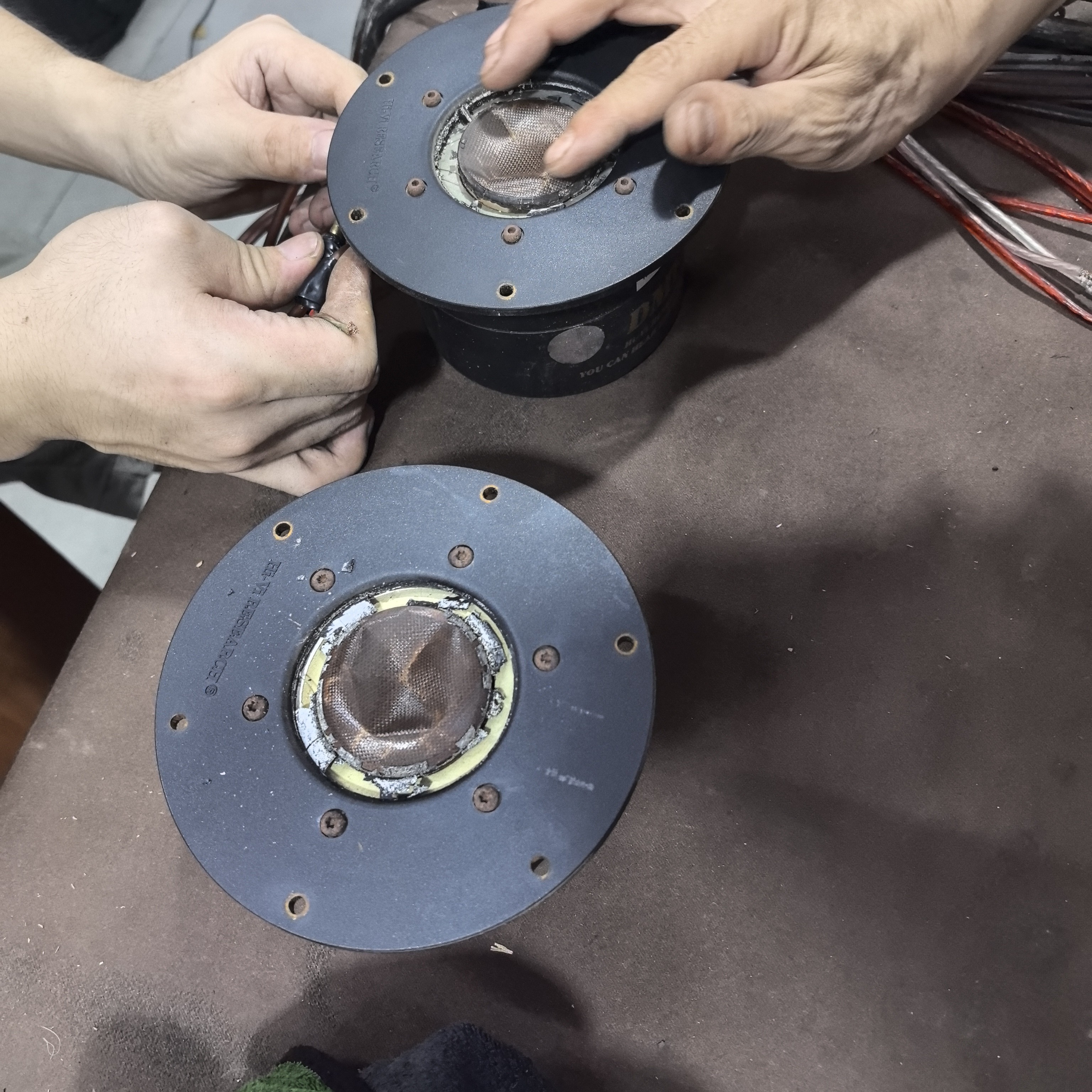 8新  惠威 中音喇叭一对（边坏了）