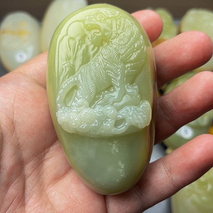 过***月石材方解石手把件虎