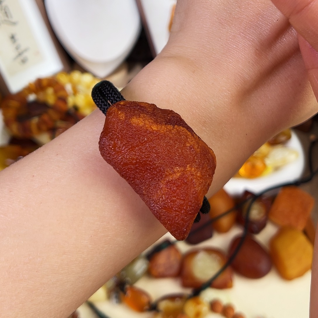 琥珀珠宝奇石未镶嵌。