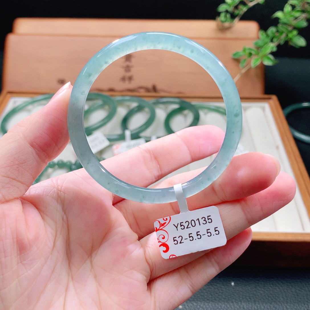 未镶嵌手镯（圆镯）翡翠