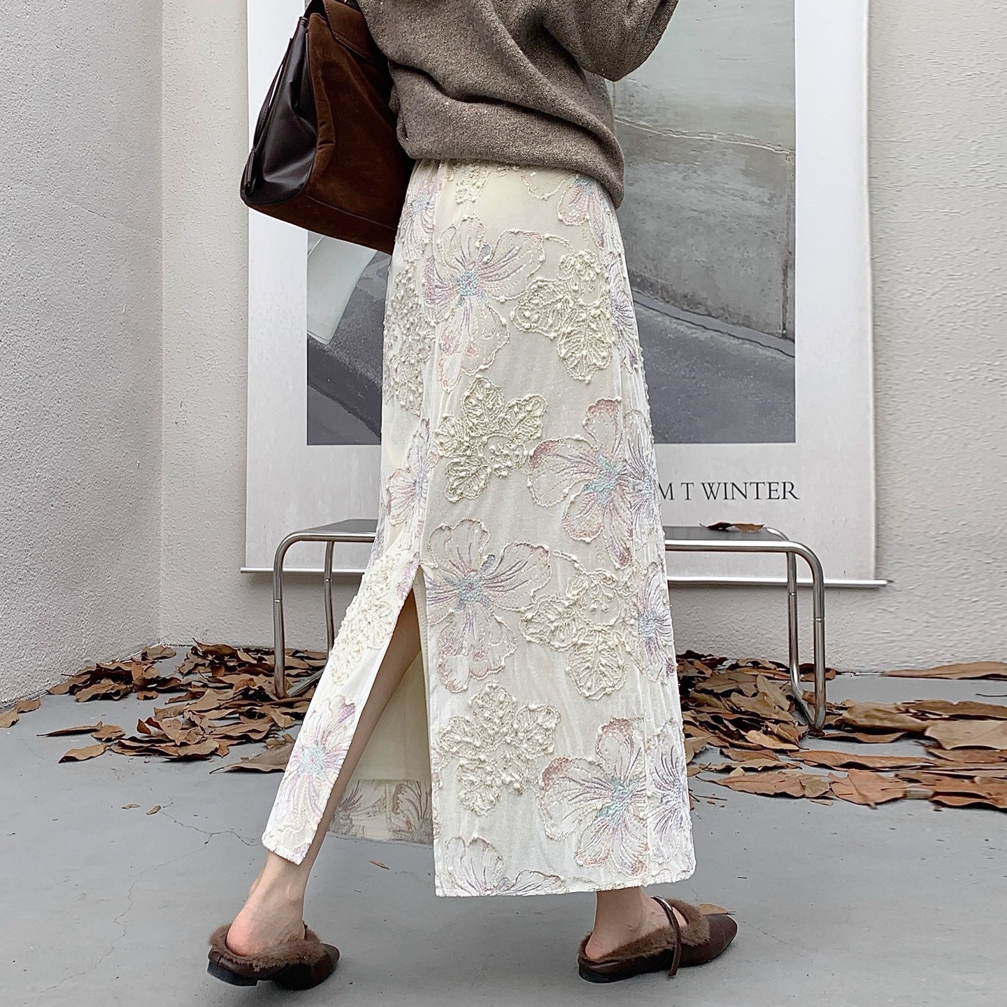 刺绣丝绒半身裙女秋冬2025新款高腰显瘦休闲百搭开叉a字包臀长裙