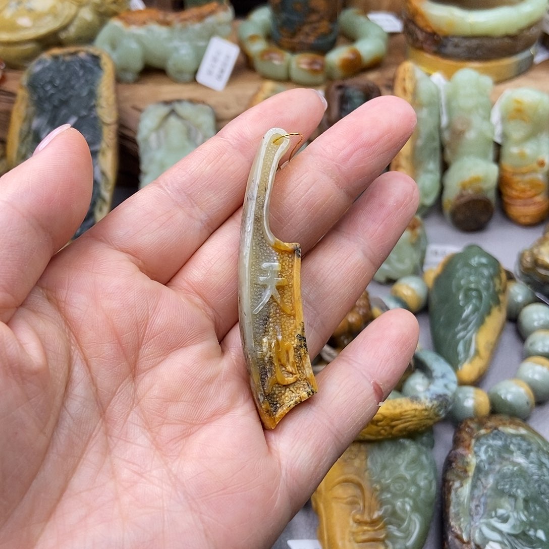 岫岩河磨玉（透闪石质玉）挂坠未镶嵌