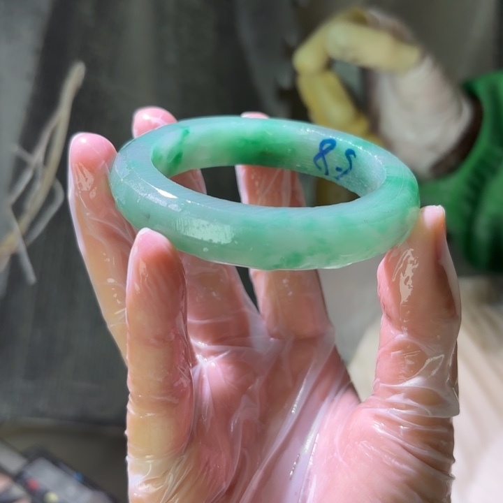 春***意石英质玉（非洲翠）未镶嵌手镯定制