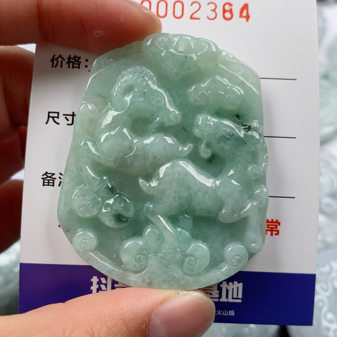 翡翠未镶嵌颈饰挂件