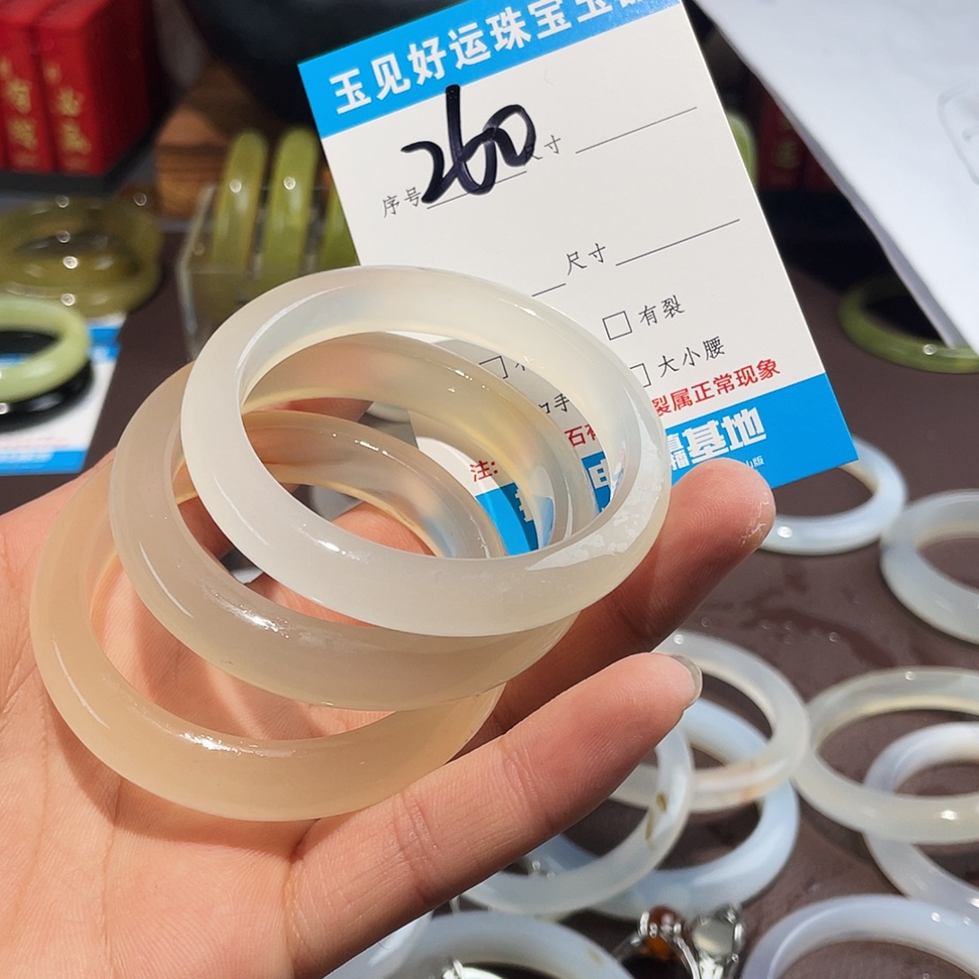 泼***猴未镶嵌蛇纹石玉手镯