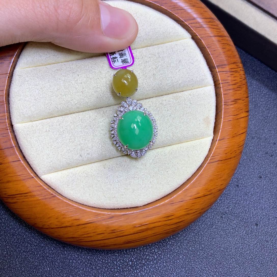 翡翠18K金镶嵌颈饰翡翠