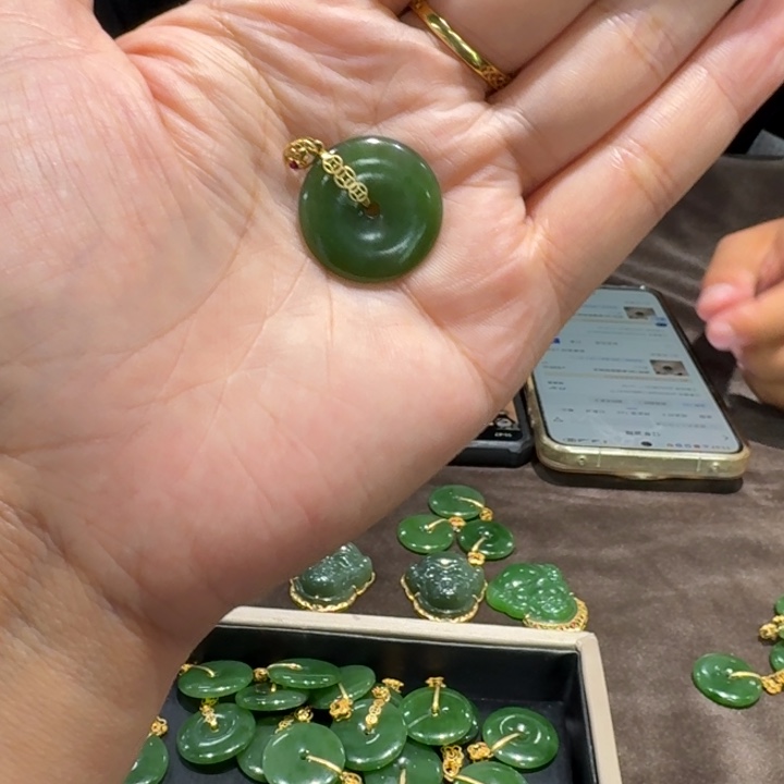 颈饰18K金镶嵌和田玉