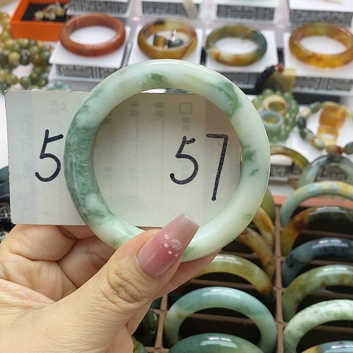 蛇纹石玉手镯未镶嵌