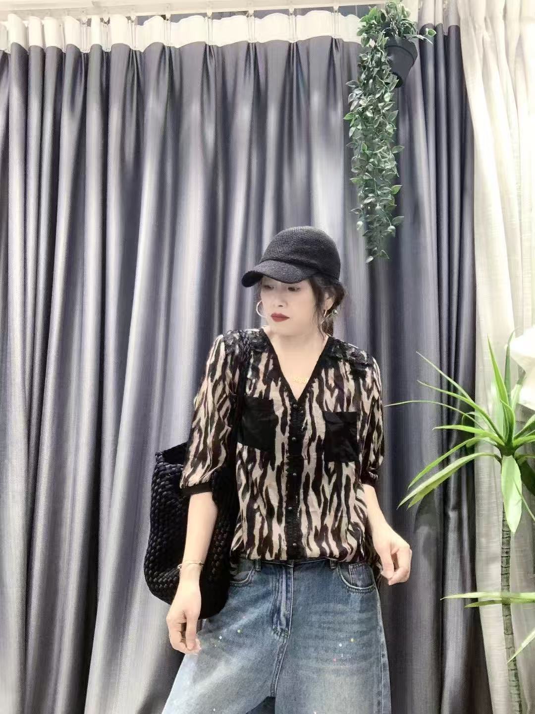 2025年新款时尚豹纹V领百搭又时髦上衣小衫