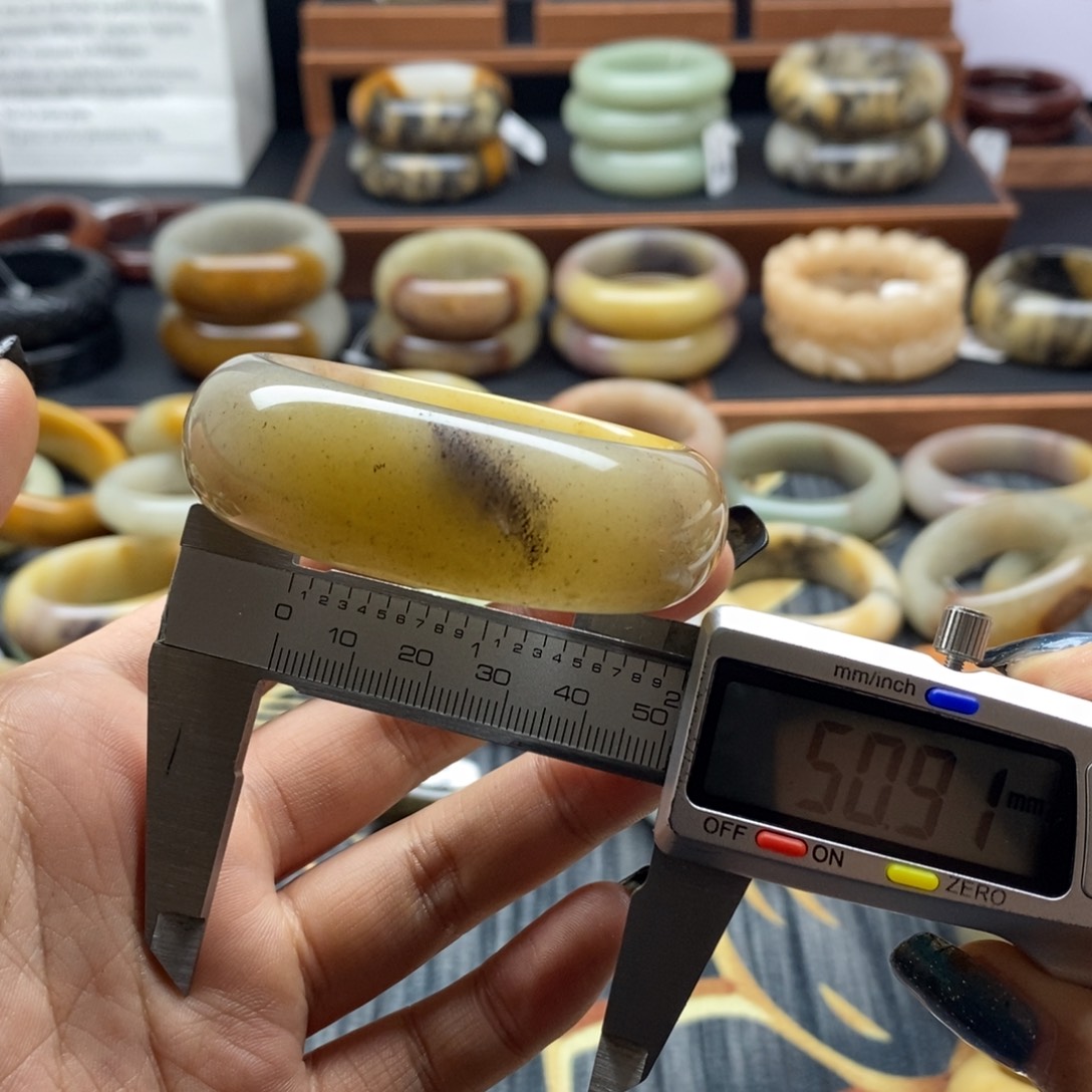 石英质玉未镶嵌手镯