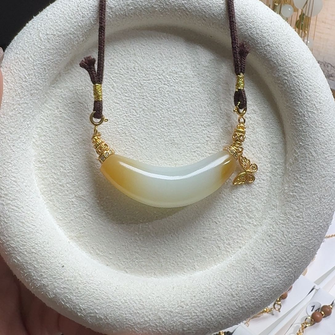 ****N和田玉未镶嵌颈饰家财万贯