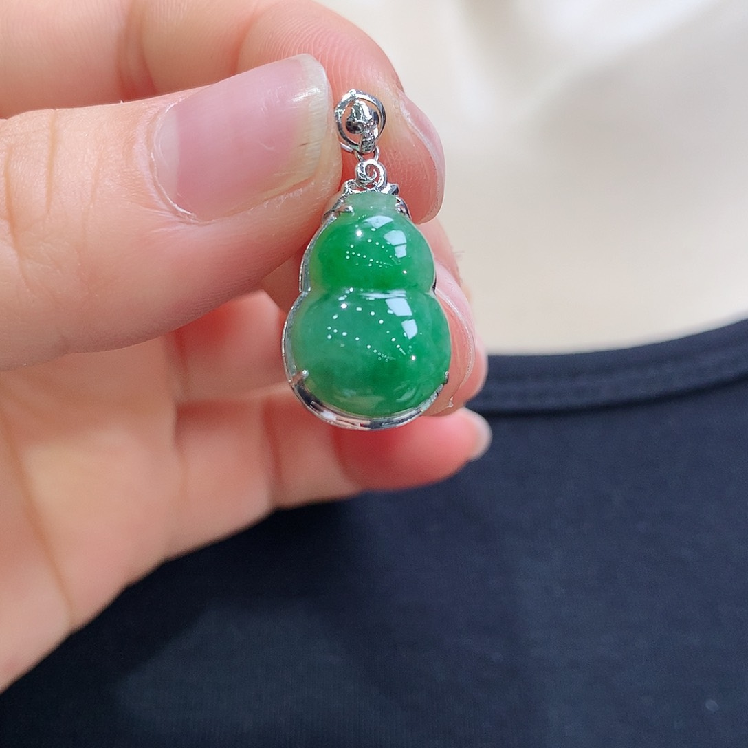 翡翠18K金镶嵌颈饰葫芦