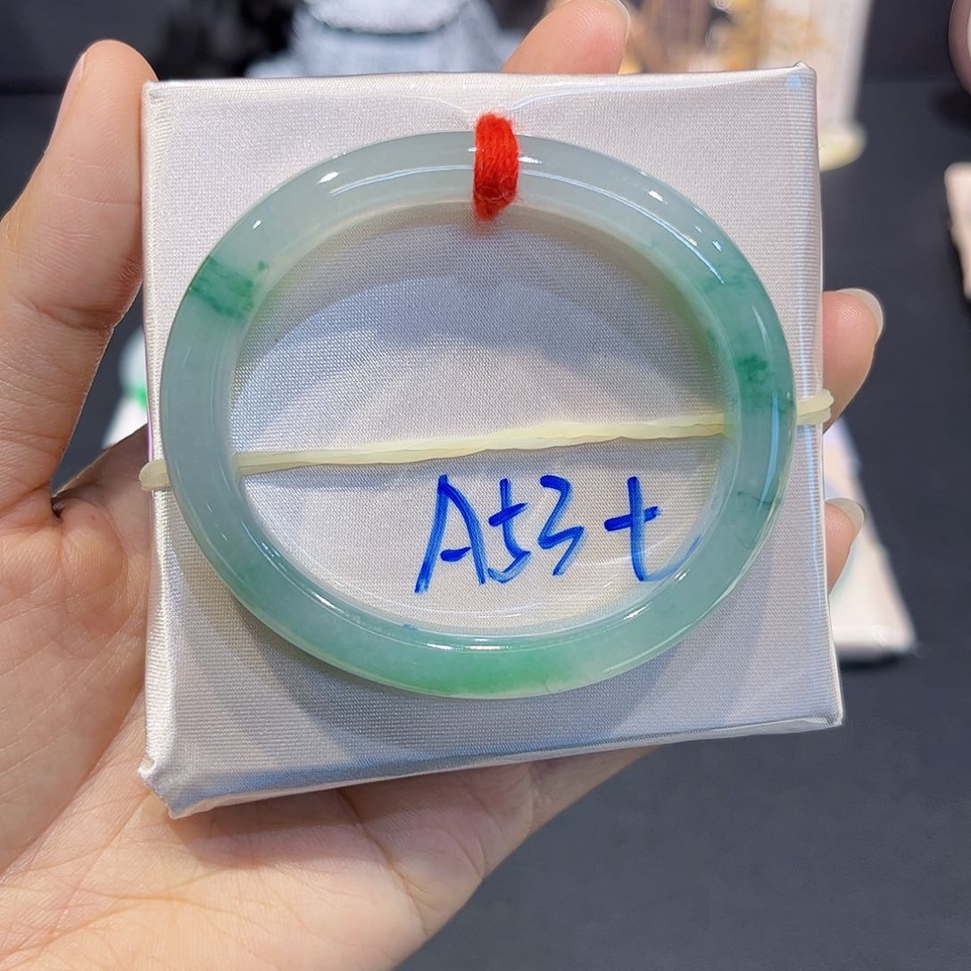 翡翠手镯未镶嵌翡翠手镯