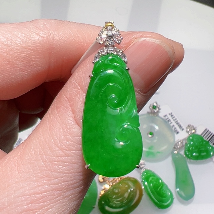 颈饰18K金镶嵌翡翠