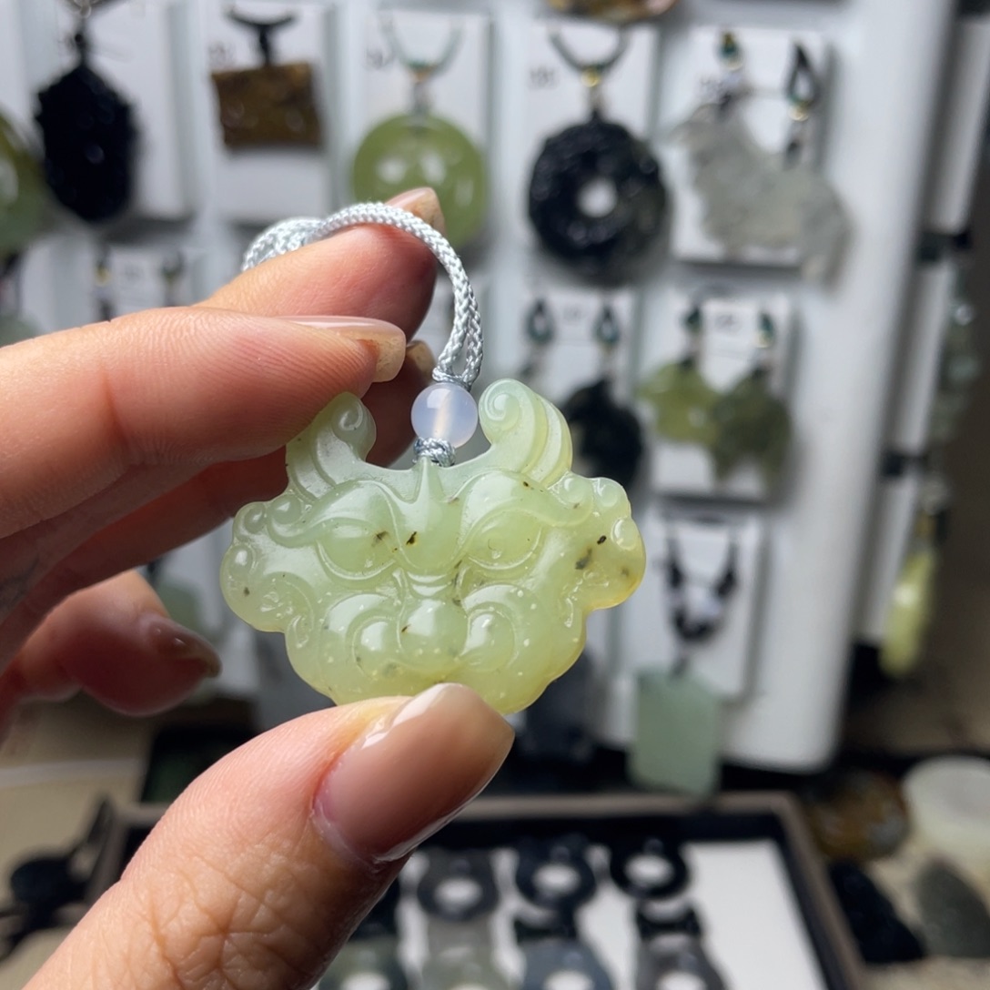 岫玉颈饰未镶嵌兽面