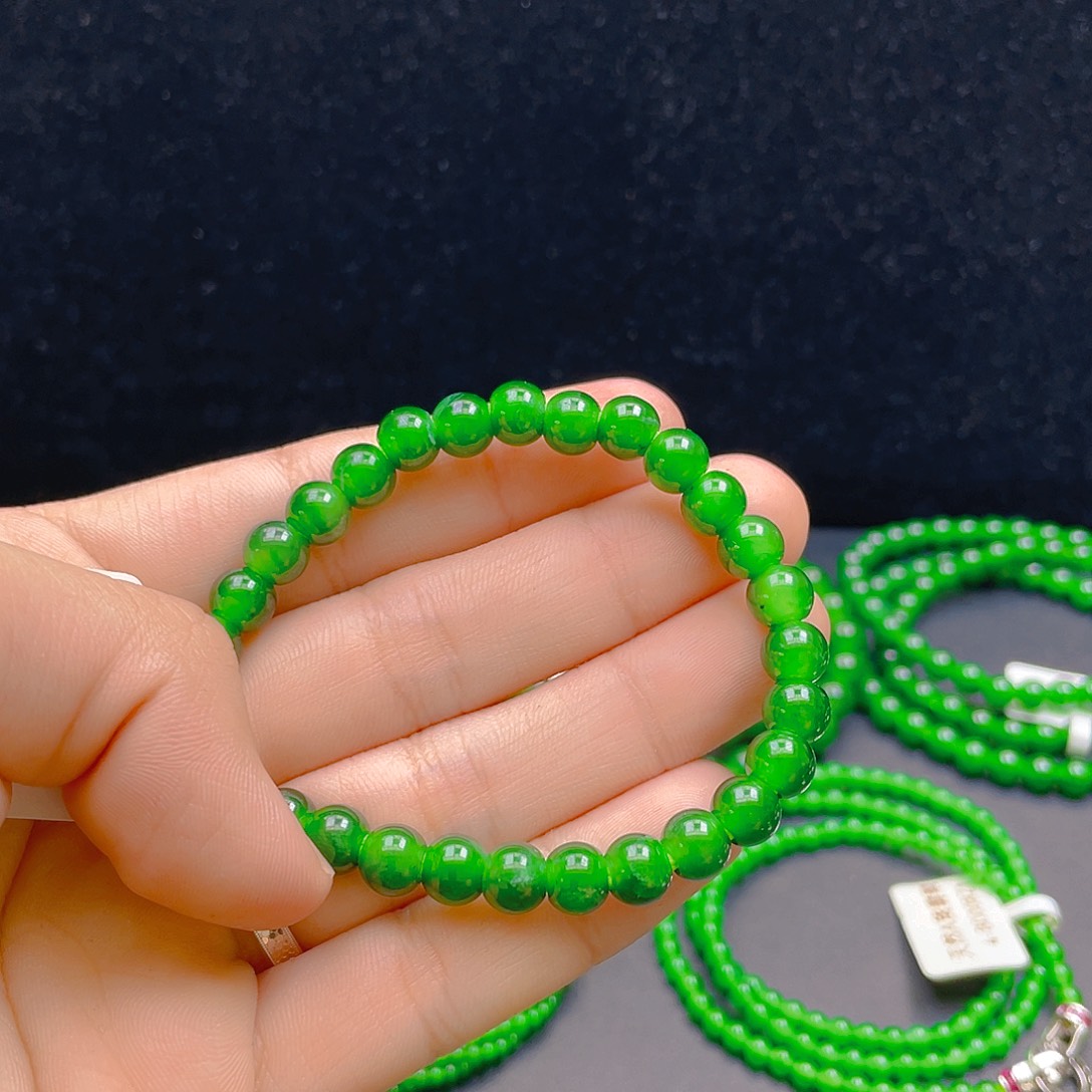 翡翠未镶嵌颈饰     