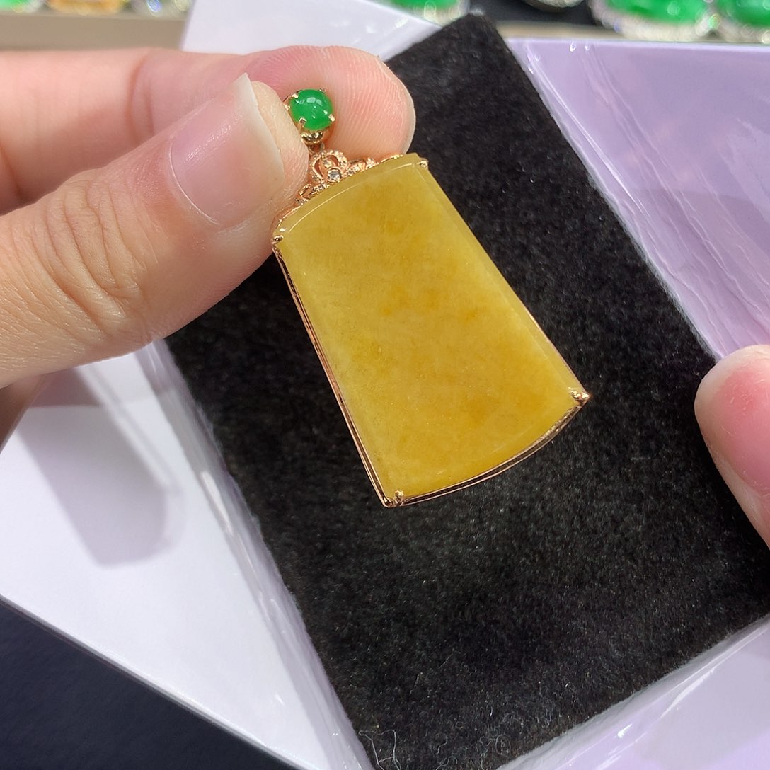 翡翠吊坠(赠链)18K金镶嵌