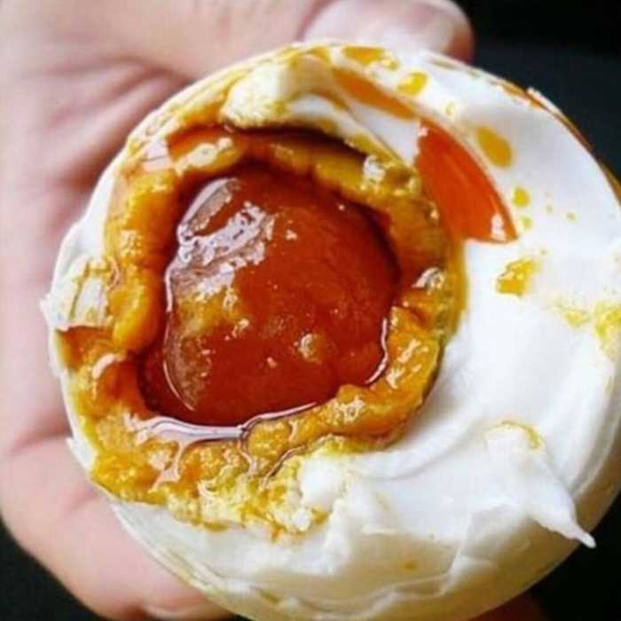 笨鸡蛋腌的流油咸鸡蛋早晨喝粥夹馒头的最佳伴侣
