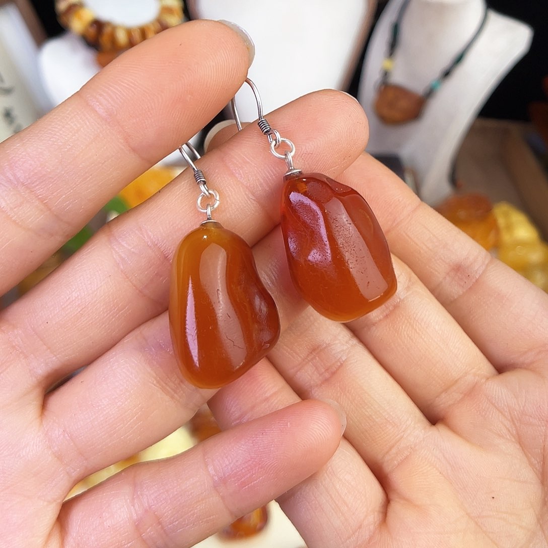 琥珀珠宝奇石未镶嵌。