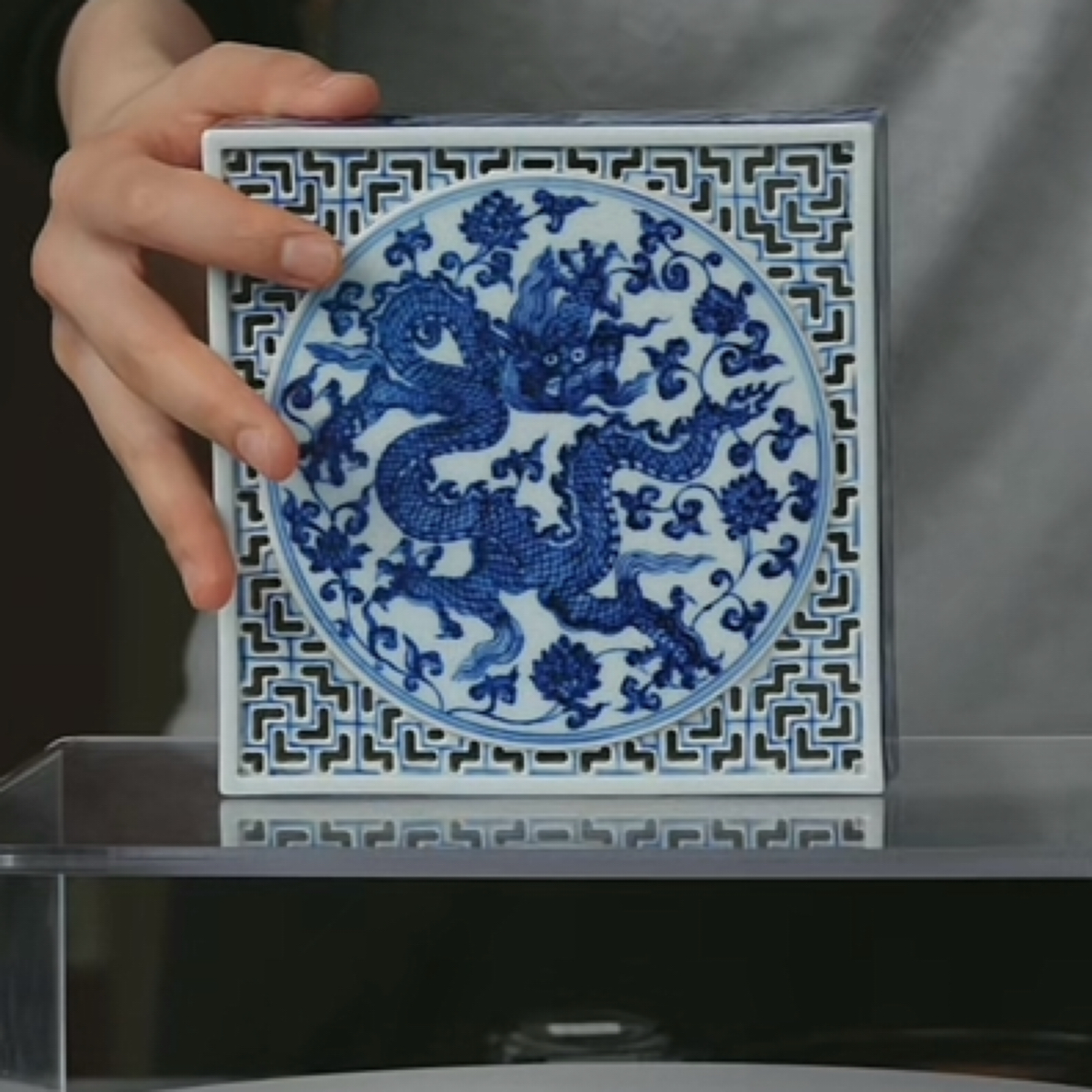 M青花镂空龙穿莲纹茶盘