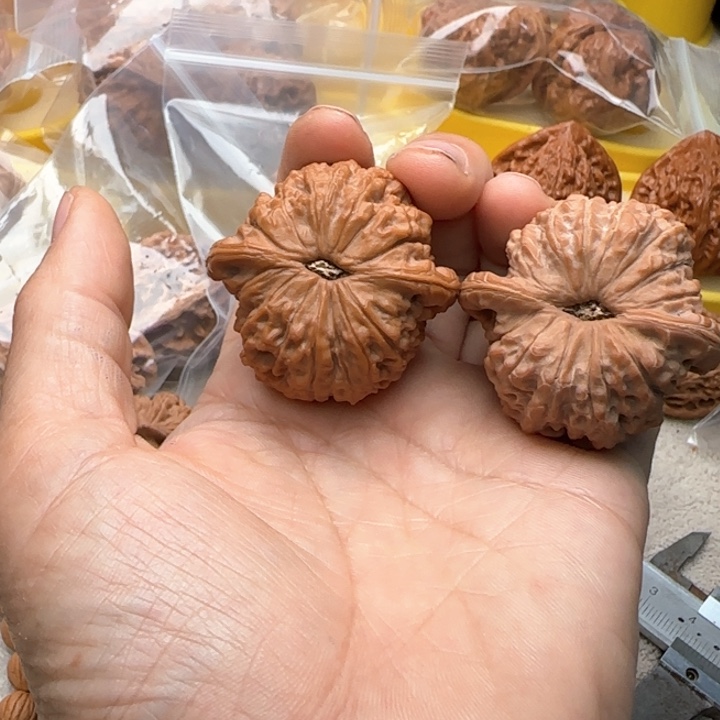 文玩核桃吊坠流*雨42血麒麟尖修