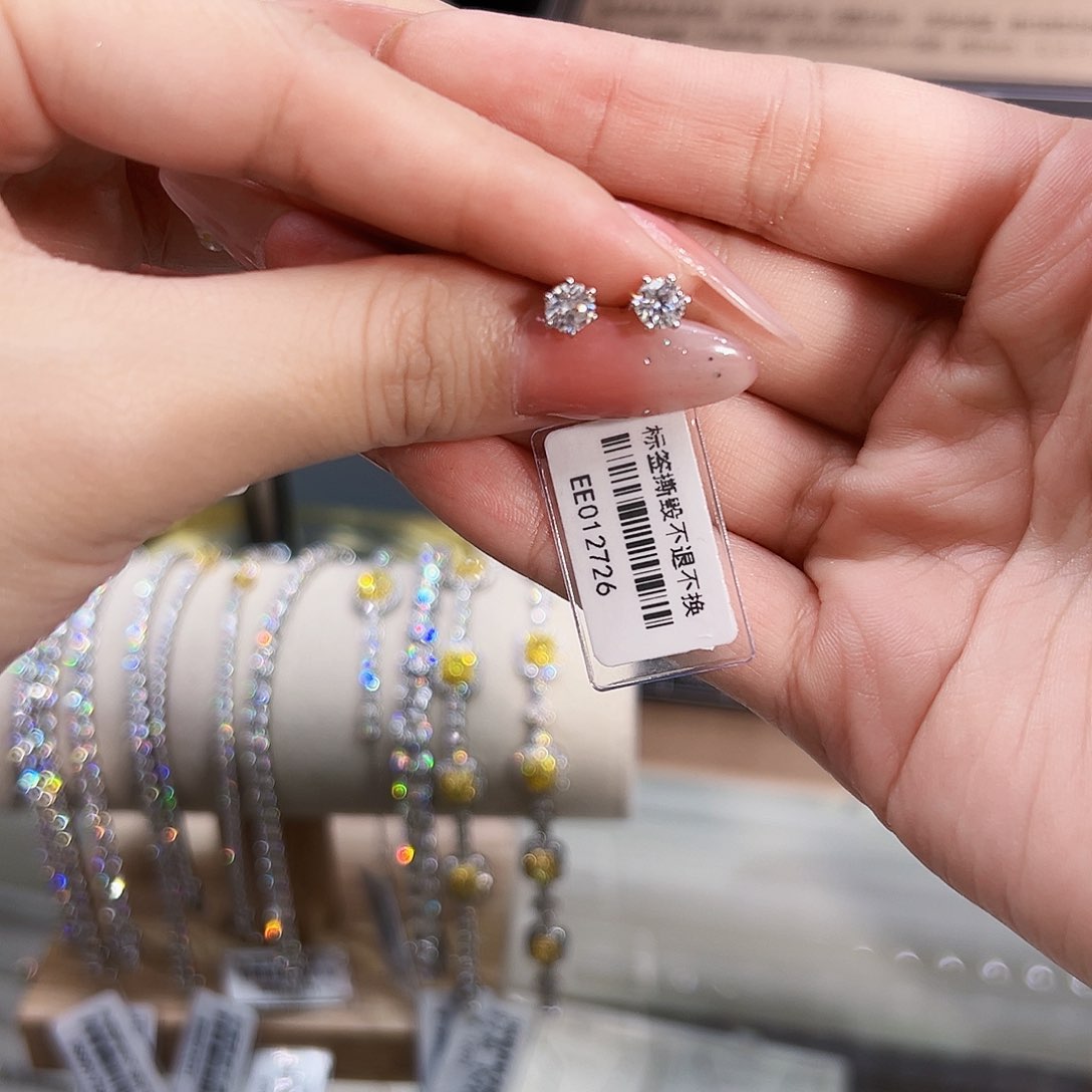 合成钻石18K金镶嵌耳钉