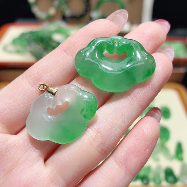 十***妆石英质玉（非洲翠）未镶嵌颈饰