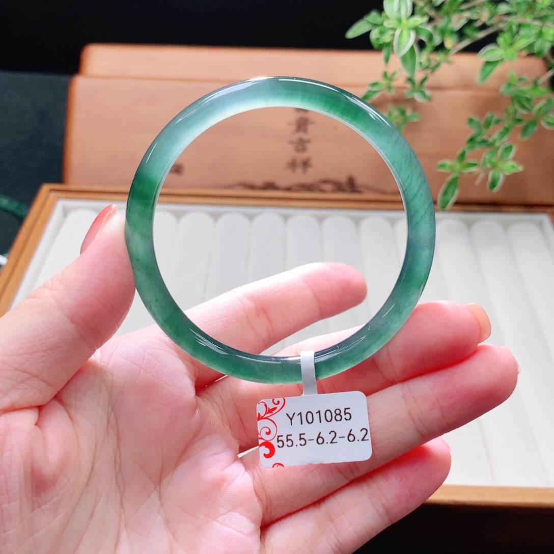 未镶嵌手镯（圆镯）翡翠