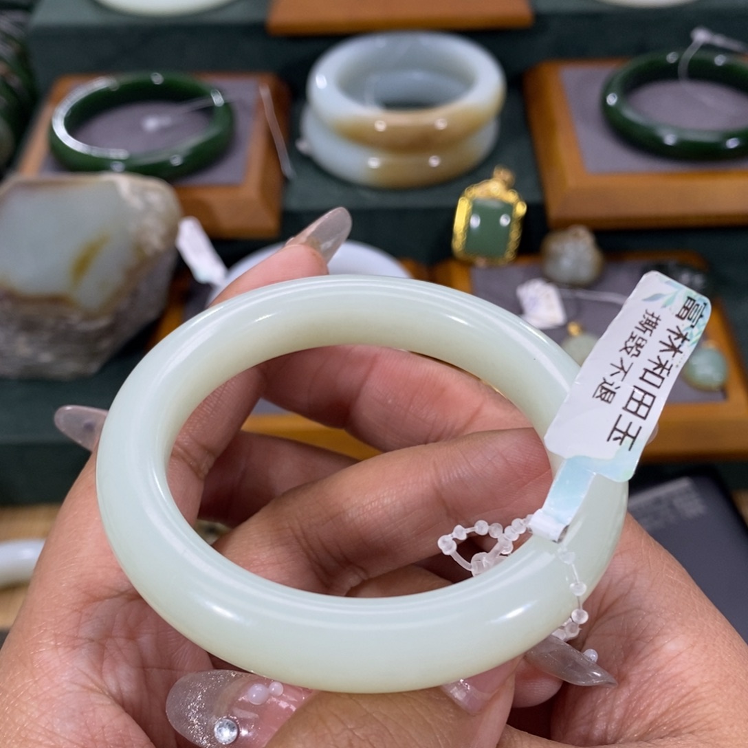 和田玉手镯未镶嵌