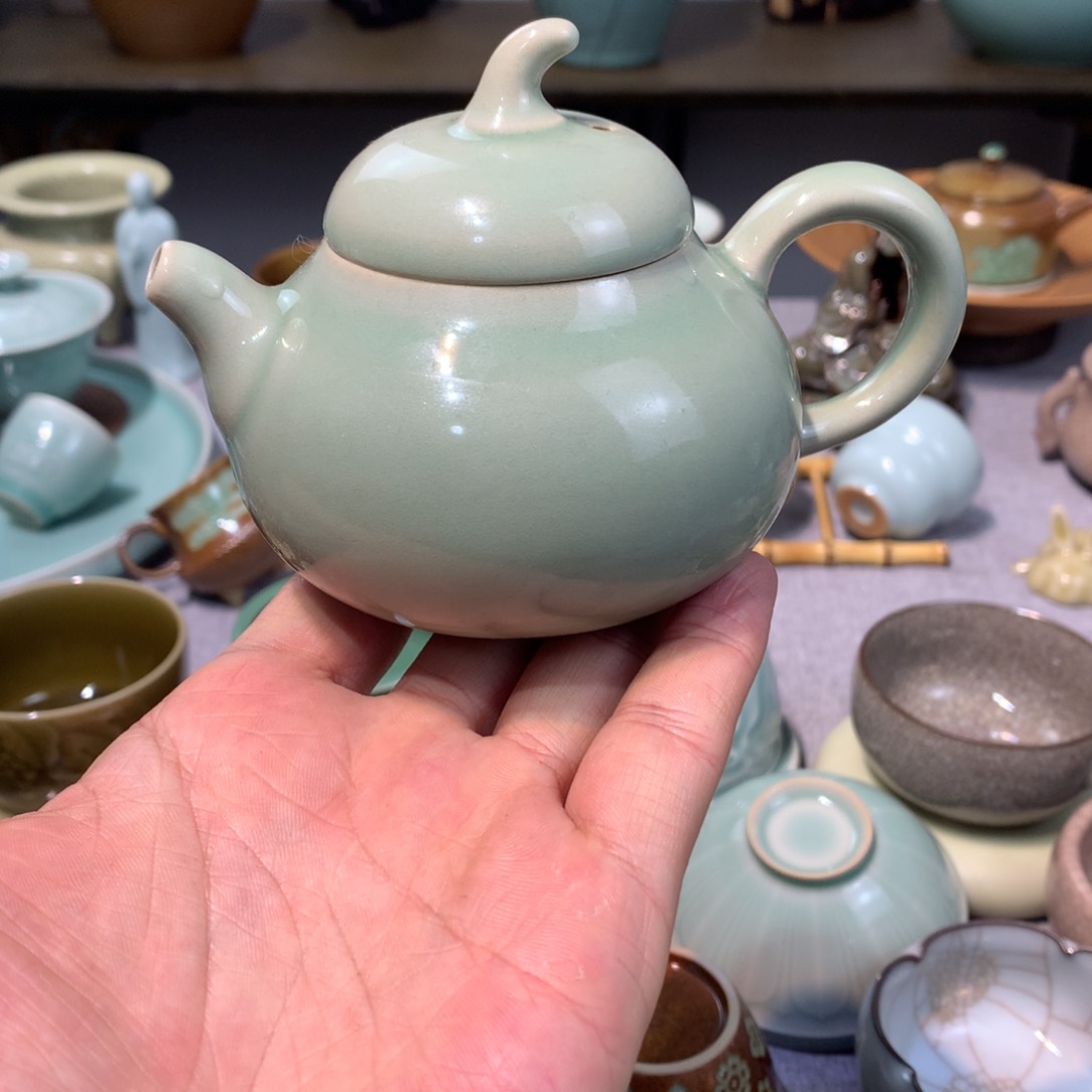 龙泉青瓷微瑕茄子壶