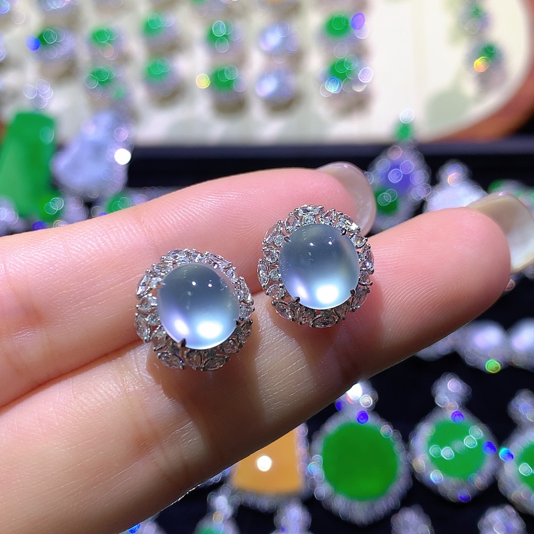 翡翠18K金镶嵌耳饰玻璃种炸光蛋面耳钉