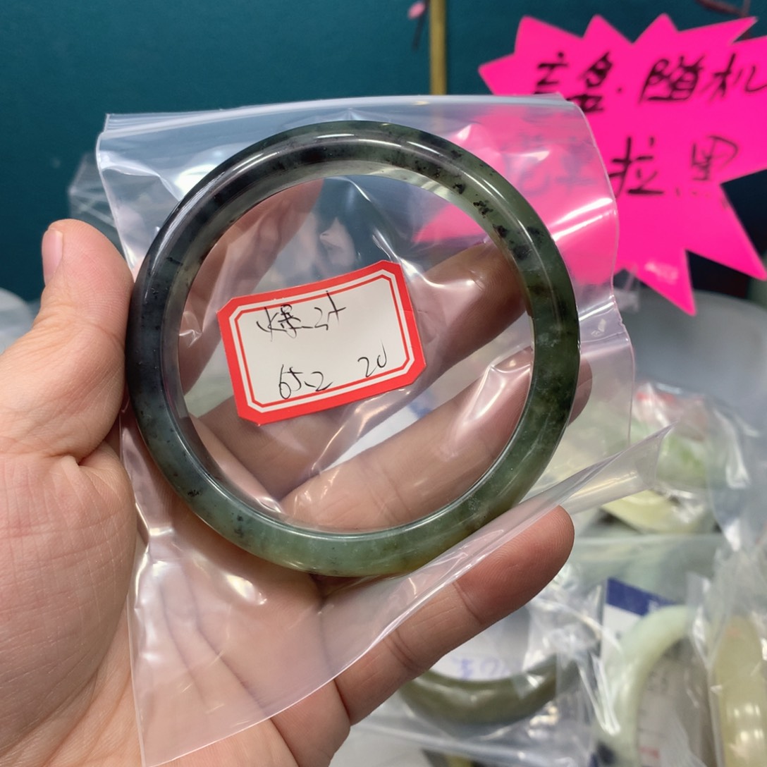 蛇纹石玉手镯未镶嵌爆****肠