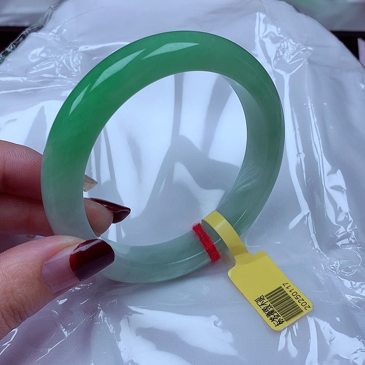 翡翠手镯未镶嵌翡翠