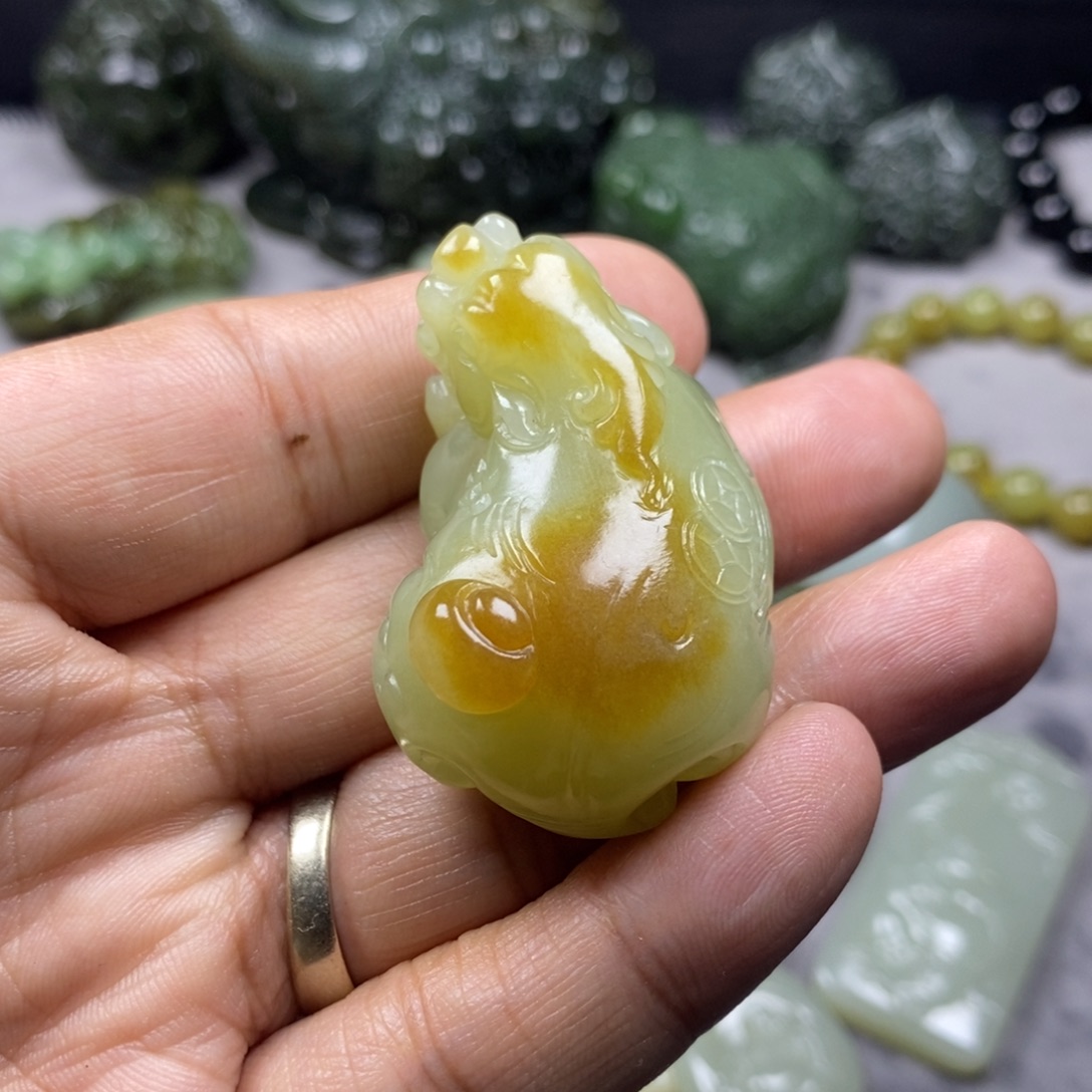随***性和田玉未镶嵌吊坠(不含链)