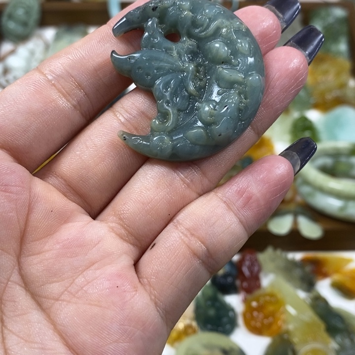 未镶嵌蛇纹石玉吊坠
