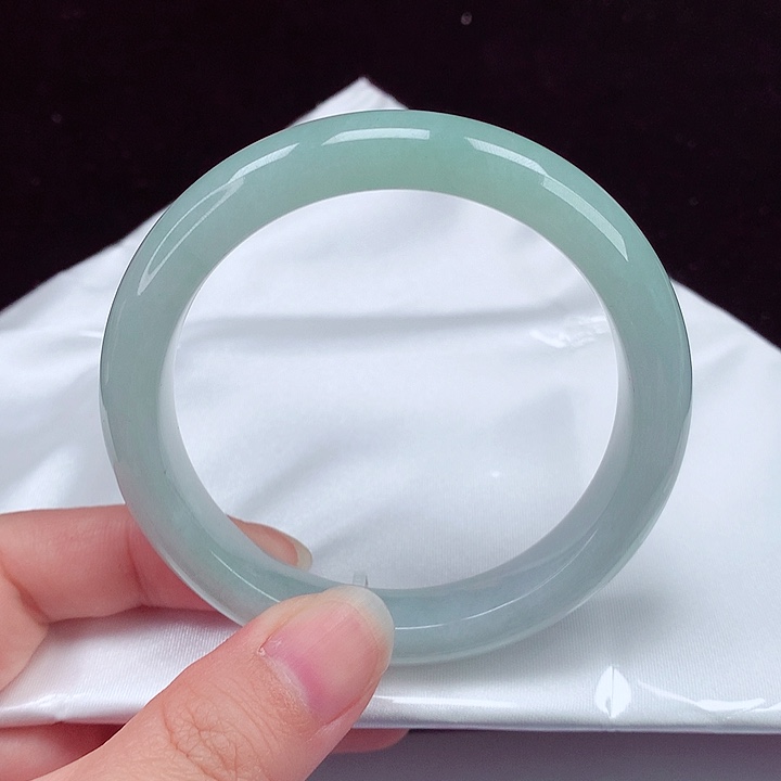 翡翠手镯未镶嵌翡翠