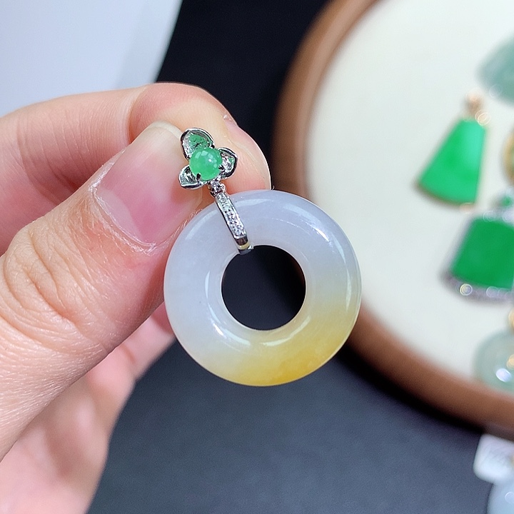 翡翠18K金镶嵌颈饰甜甜圈