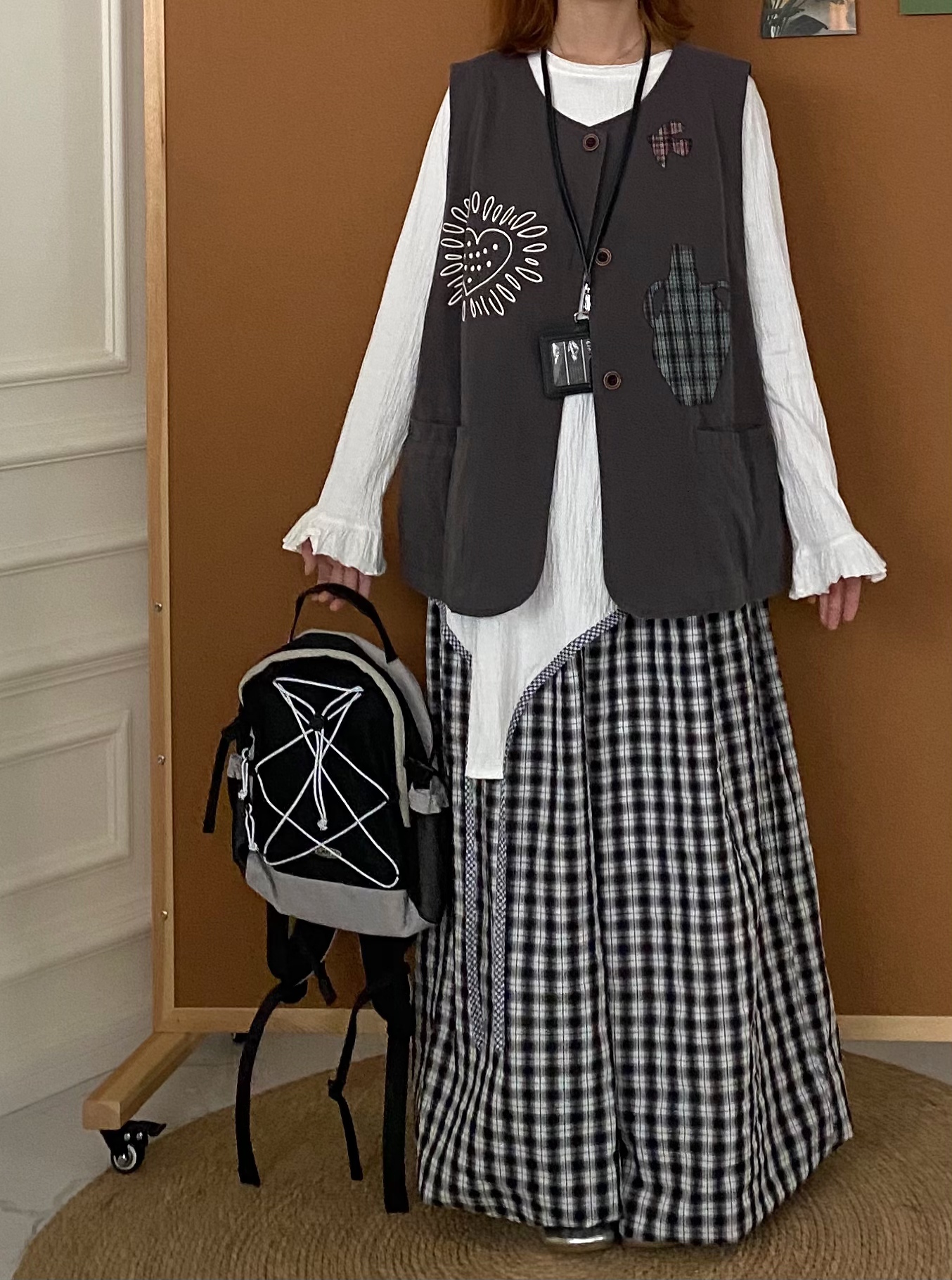 小众涂鸦灰色开衫马甲＋格纹花苞裤