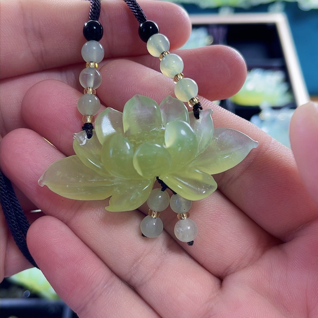 蛇纹石玉颈饰未镶嵌