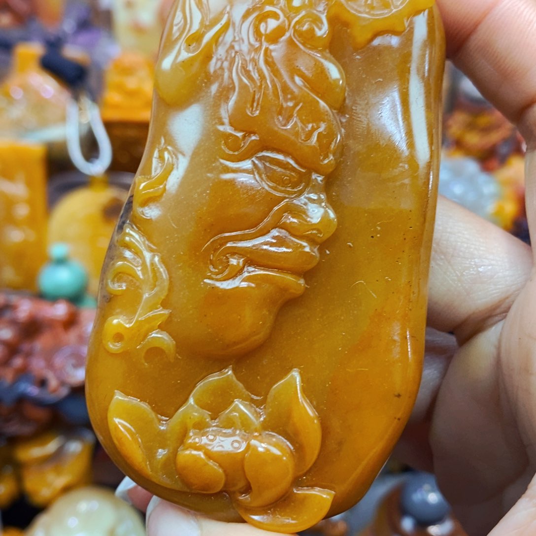 未镶嵌石英质玉（黄龙玉）颈饰